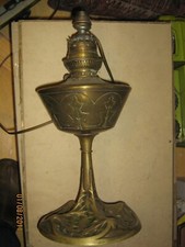 Tres belle lampe à petrole" signée  Leleu"