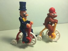 L5 - 2 KINDER allemands 2000 - Personnages à vélo - 626260 ours / Mr Smith