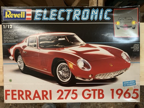 Une voiture maquette - , à
