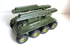 JOUSTRA  AUTO-MITRAILLEUSE  LANCE-FUSÉES TÔLE  Lg 28cm BON ÉTAT 1960 SANS FUSÉES