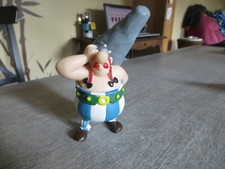 figurine obélix et un menhir