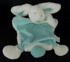 19. DOUDOU ET COMPAGNIE LAPIN plat POMPON blanc bleu vert DC2740 TBE Lire SVP
