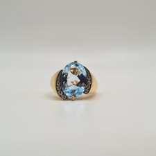 Bague or jaune 18 carats sertie d’une topaze bleue et diamants