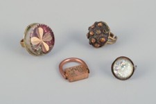 Artiste joaillier français. Quatre bagues design en métal. Différents modèles.