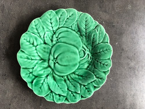 Belle assiette barbotine verte