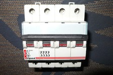 DISJONCTEUR TETRAPOLAIRE 1A