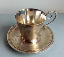 Tasse et sous-tasse anciennes, monogrammées, métal argenté (orfèvre Boulenger)