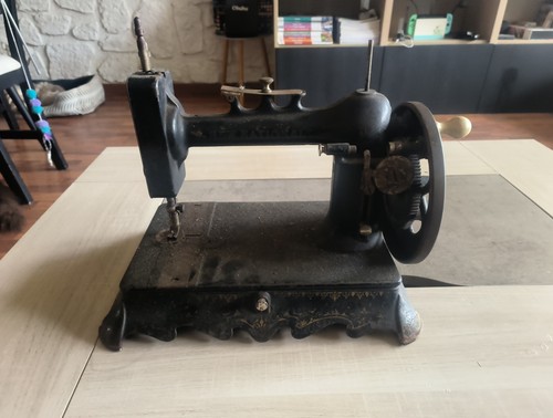 Machine coudre ancienne - à,