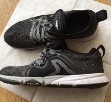 baskets de running noires et