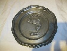 ?? Vintage Ancienne ASSIETTE PLAT PUBLICITAIRE SUZE PÊCHE POISSON en ÉTAIN