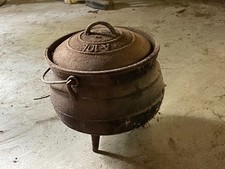 Ancienne marmite en fonte pour cheminée, avec son couvercle