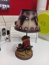 lampe a bougies western couleur noire avec motif bottes santiag rouge h 30cm