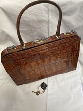 Sac à main EMY vintage cuir croco marron & métal doré – Maroquinerie France