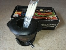 D4- SERVICE A FONDUE BOURGUIGNONNE poelon et trépied en fonte noire - TBE