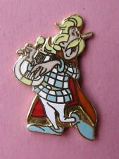pin's ASSURANCETOURIX , 1987 , signé STADIUM - dim:27 x 30 ,asterix, bd , uderzo