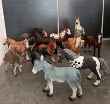 Lot de 13 figurines 11 chevaux