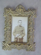CADRE-PHOTO ancien, en laiton repoussé.