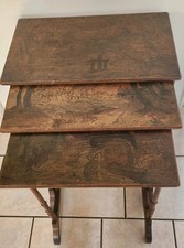 3 Tables Gigognes Anciennes Décor Bois Pyrogravé signé – Ensemble Vintage Unique