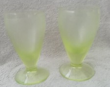 Deux anciens Verres À Pied En