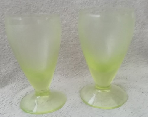 Deux anciens verres pied en - À,