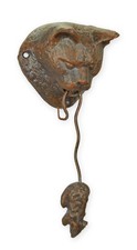 Un heurtoir de porte en fonte