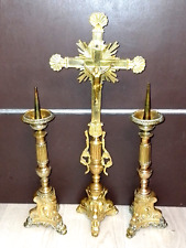 ENSEMBLE AUTEL CROIX +PAIRE PIQUE-CIERGES/STYLE classique/LAITON/XIXè/H.62 ,37cm