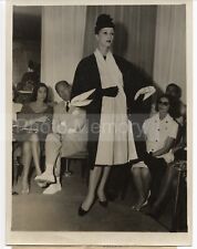 Mode Féminine 1959 : mannequin en robe Pierre Balmain  - Photo vintage