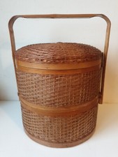 Travailleuse tricoteuse panier