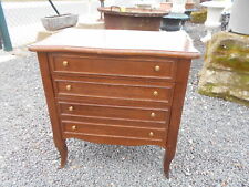 PETITE TRAVAILLEUSE EN COMMODE