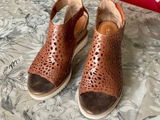 sandales compensees tamaris