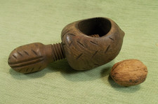 Ancien Casse-Noix (& Noisettes) à Vis - en Bois Sculpté - Vintage