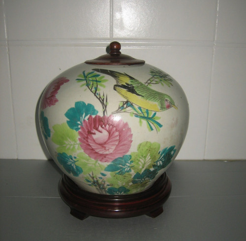Ancien pot gingembre sur - ancien,