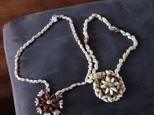 Lot de 2 colliers artisanaux en coquillages – Vintage ethnique / bohème – Déco 