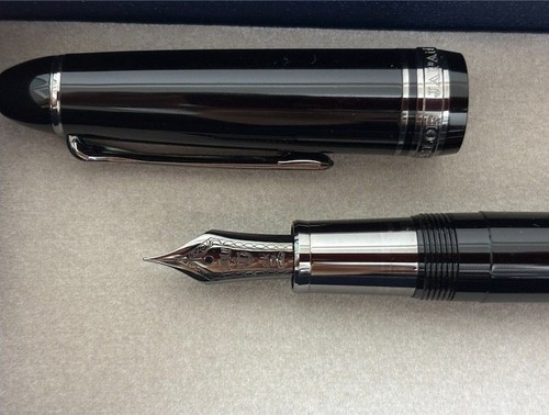 Stylo plume marin lustre noir