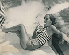 SEXY PIN-UP 1950s PHOTO ORIGINAL  LEGGY BUSTY