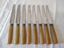 Lot de 8 anciens Couteaux de table  A. Millet lames inox et manches en bakélite