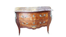 Commode de style louis xv, marqueterie et bronzes.
