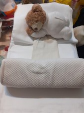 cale bebe dans le lit