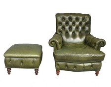 Fauteuil en cuir Chesterfield couleur olive avec pouf