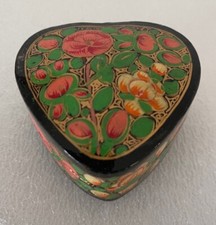 Boite cœur en papier mâché́ et laque Inde XXe peint à la main 7,8 cm par 7,4 cm