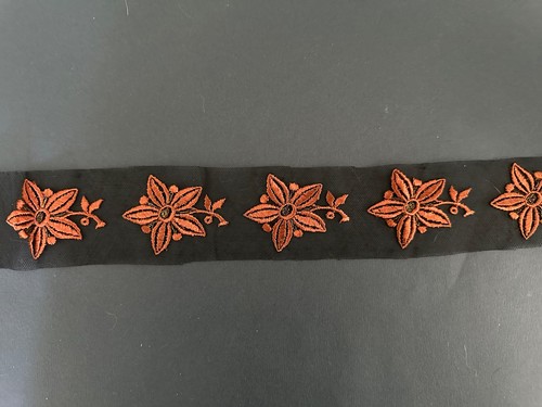 Ancienne broderie sur tulle