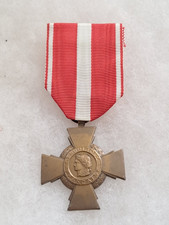 Une Croix de la Valeur Militaire.