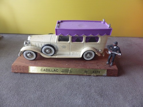 Cadillac corbillard sur - 1/43,