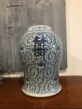 GROS VASE EN PORCELAINE CHINOISE BLANC BLEU, SIGNÉ EN DESSOUS, XIX ème (H 35,5)