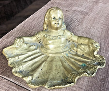 Ancien vide poche cendrier bronze à décor de fillette Dim : 13,5 x 12,5 cm - TBE