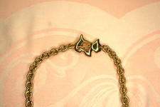 collier doré, raz du cou