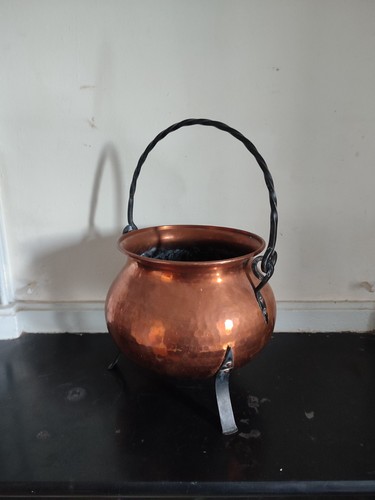 Petit chaudron cuivre sur - chaudron, en