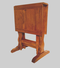 table gateleg en noyer massif piètement en architecture . XIX siècle .