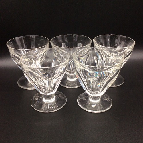 Cinq verres accidentés