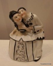 Boîte à poudre en porcelaine, Pierrot et sa Colombine, hauteur 11,8cm
